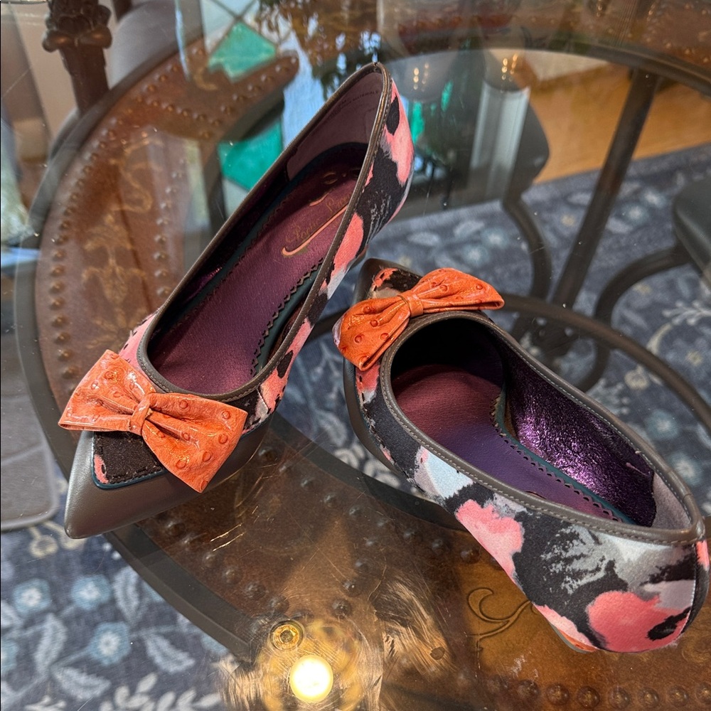 Poetic Licence Floral shoe with orange heel and bow. Size 6. New without tags.